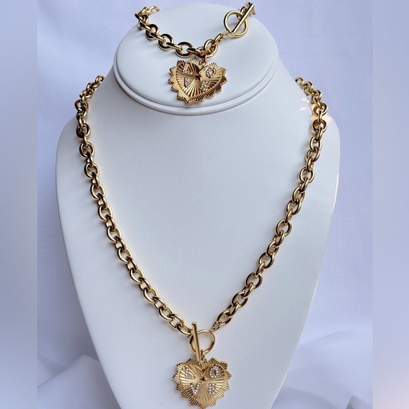 Gold LOVE Heart Pendant Bracelet - Picture 2 of 2
